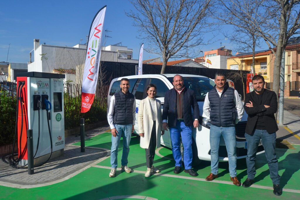 La Diputación de Badajoz incorpora dos nuevas furgonetas 100% eléctricas a su flota de vehículos dirigidas al transporte público de personas 1