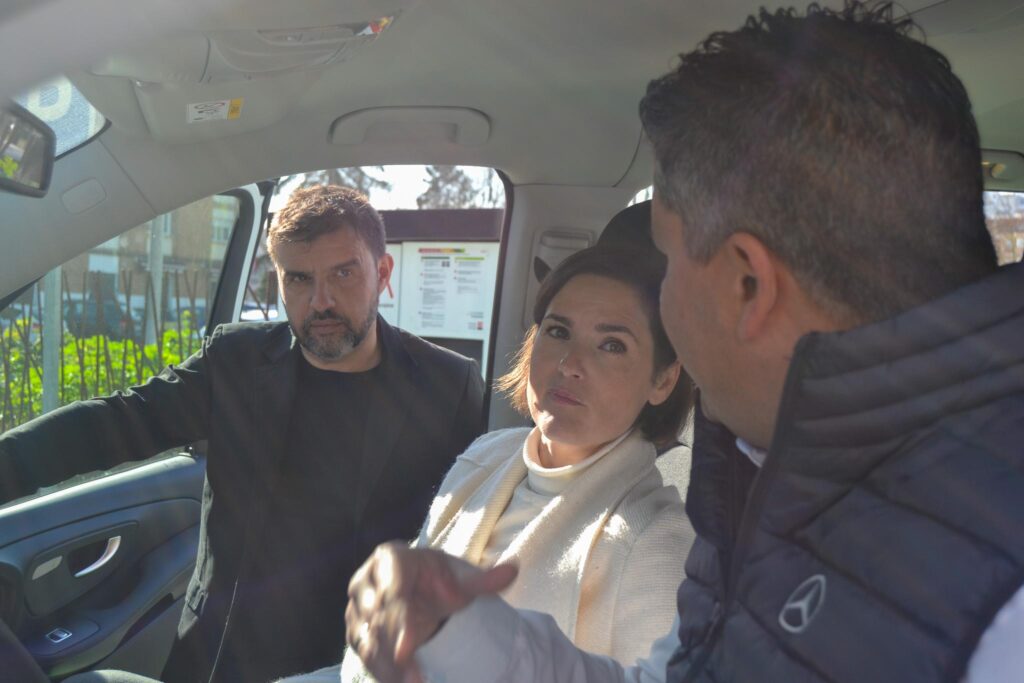 La Diputación de Badajoz incorpora dos nuevas furgonetas 100% eléctricas a su flota de vehículos dirigidas al transporte público de personas 3