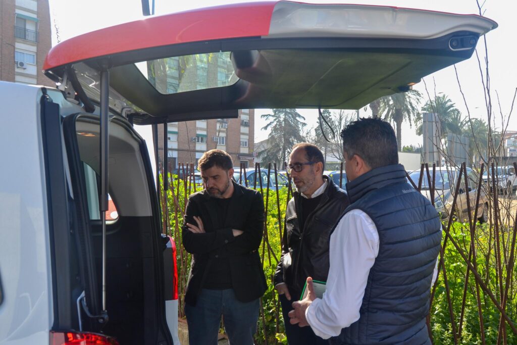 La Diputación de Badajoz incorpora dos nuevas furgonetas 100% eléctricas a su flota de vehículos dirigidas al transporte público de personas 4