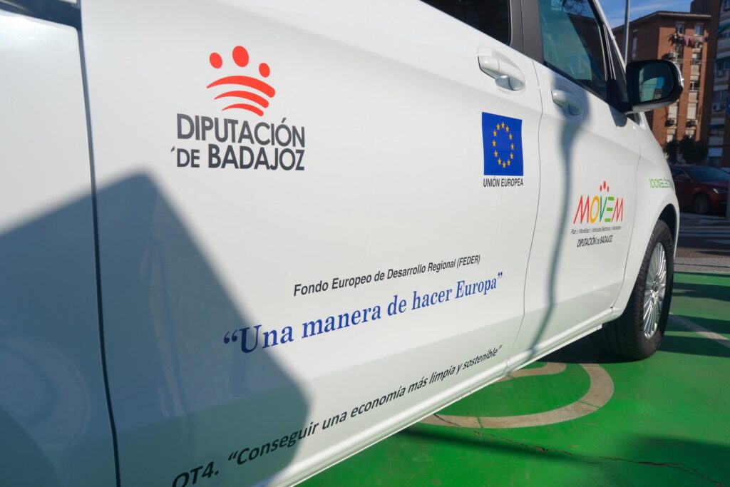 La Diputación de Badajoz incorpora dos nuevas furgonetas 100% eléctricas a su flota de vehículos dirigidas al transporte público de personas 5